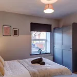 Cosy 2 Bed Home Chesterfield