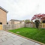 Modern 3 Bed Home With Secure Garden And Near To Local Amenities