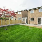 Modern 3 Bed Home With Secure Garden And Near To Local Amenities