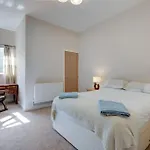 The Long Hall 2 Bed Ground Floor Annexed Apartment - Sleeps 6