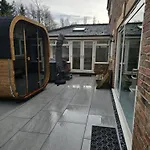 Spahome With Hottub Sauna Bbq & Pool Table
