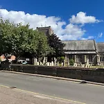 Large 2-Bed House Derbyshire Off Chatsworth Rd