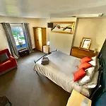 Large 2-Bed House Derbyshire Off Chatsworth Rd