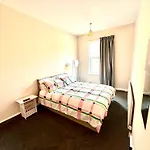 Cozy Kingsize Bedroom Shared House 3