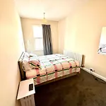 Cozy Kingsize Bedroom Shared House 3