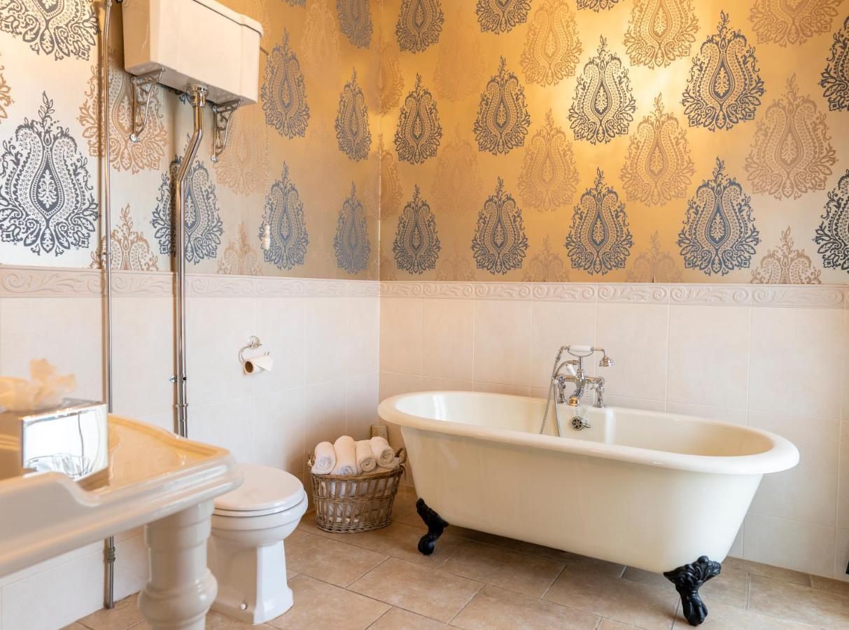 Ringwood Hall & 4*