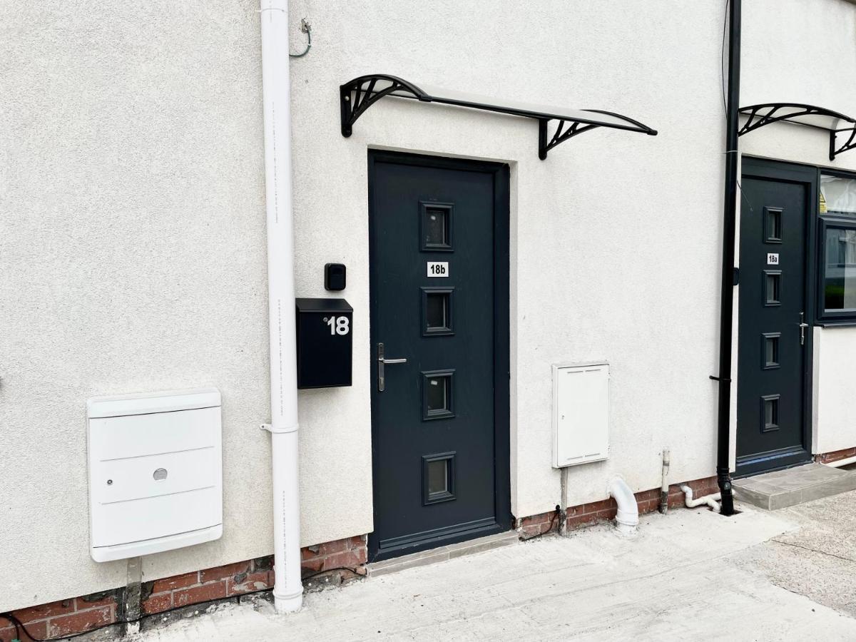 The Corner House - Modern Town Centre Apartment *