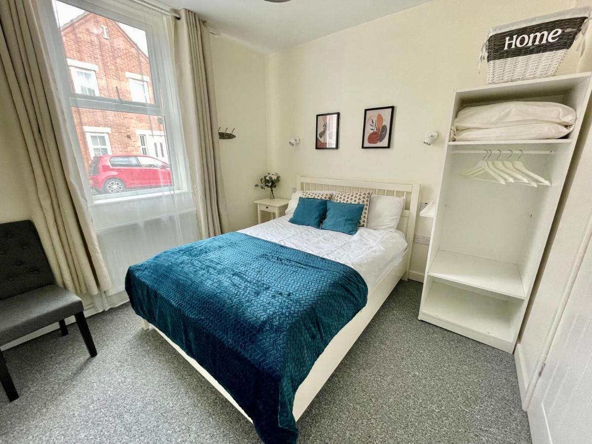 The Corner House - Modern Town Centre Apartment *