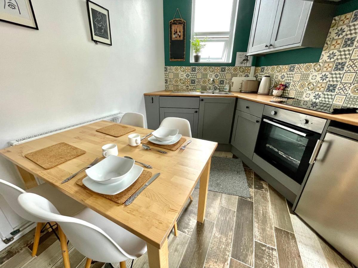 The Corner House - Modern Town Centre Apartment *