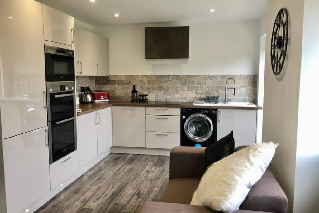 Holiday home Modern 3 Bed With Secure Garden And Near To Local Amenities *