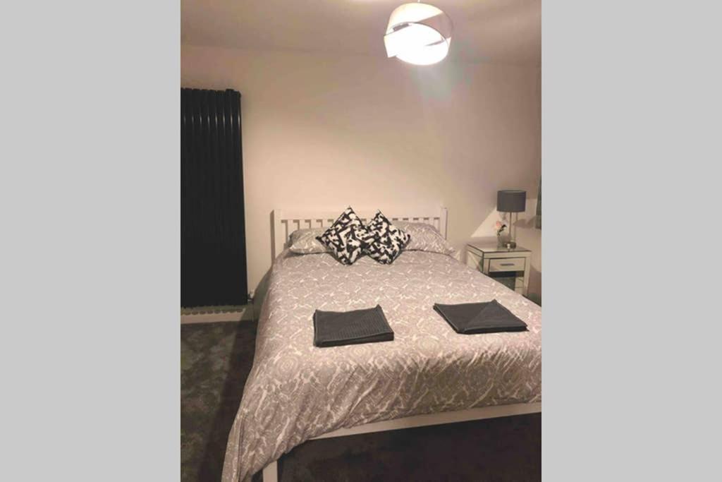 Modern 3 Bed With Secure Garden And Near To Local Amenities Holiday home
