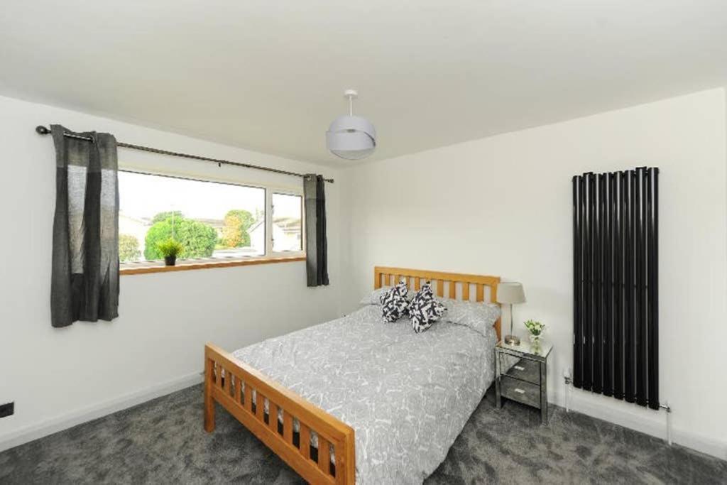 Modern 3 Bed With Secure Garden And Near To Local Amenities *