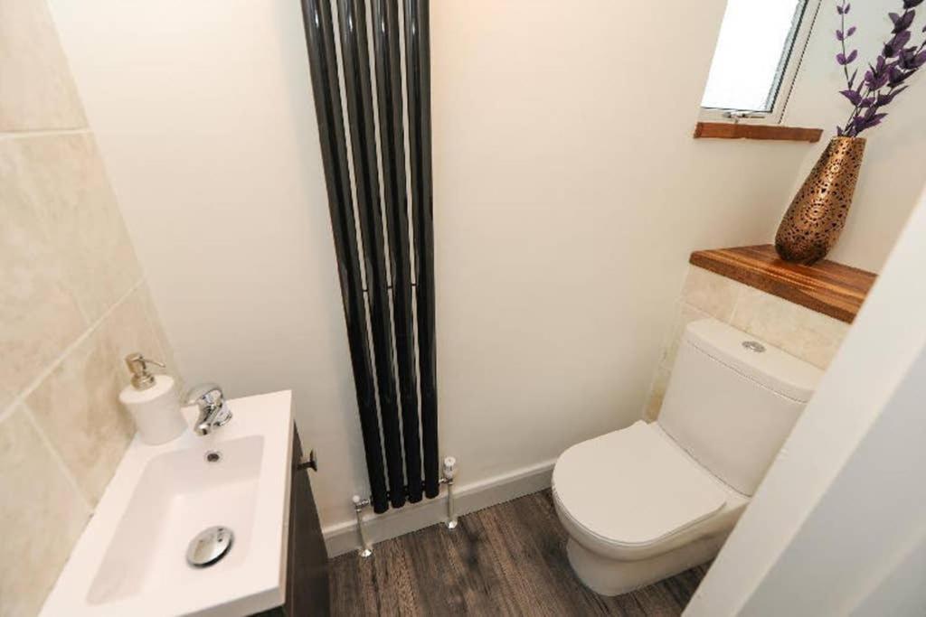 Holiday home Modern 3 Bed With Secure Garden And Near To Local Amenities
