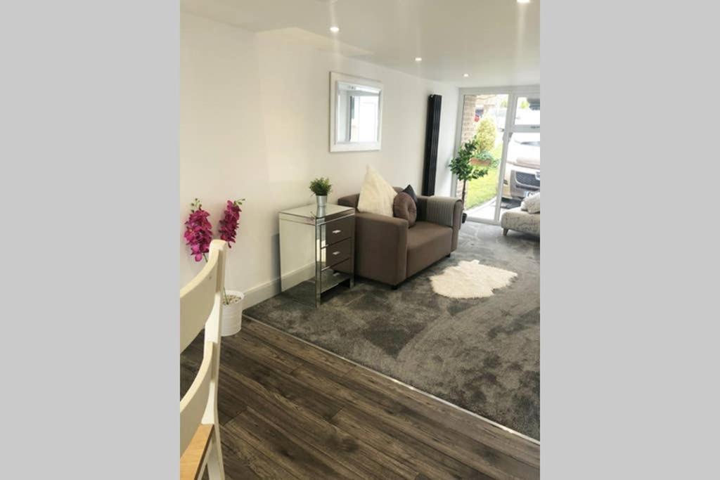 Modern 3 Bed With Secure Garden And Near To Local Amenities *