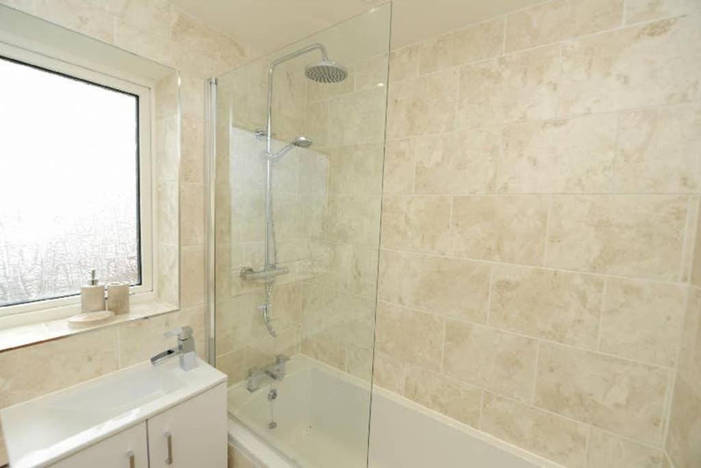 Modern 3 Bed With Secure Garden And Near To Local Amenities Holiday home Chesterfield