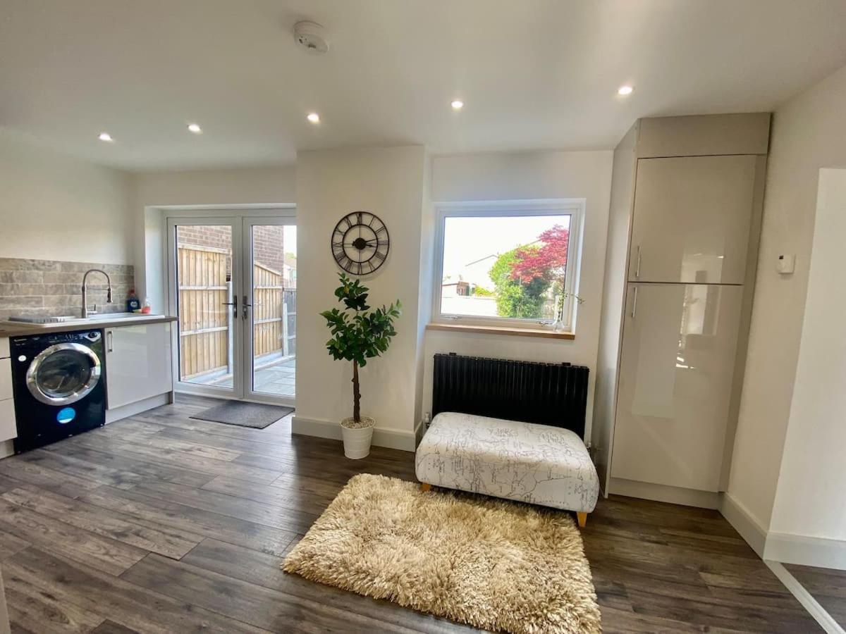 Holiday home Modern 3 Bed With Secure Garden And Near To Local Amenities *