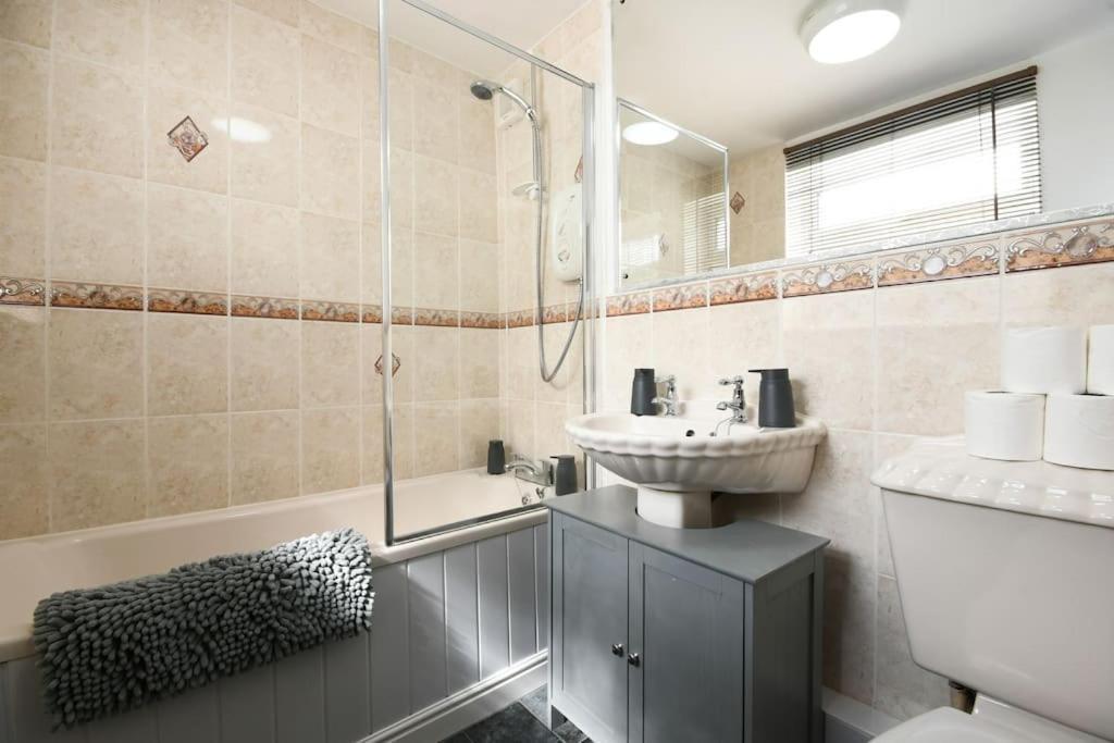 Style 3 Bedroom House - Close To Centre & The Peaks * Chesterfield
