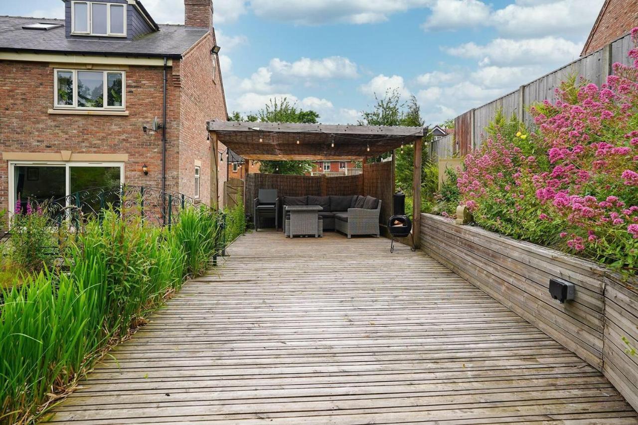 Spahome With Hottub Sauna Bbq & Pool Table * Chesterfield