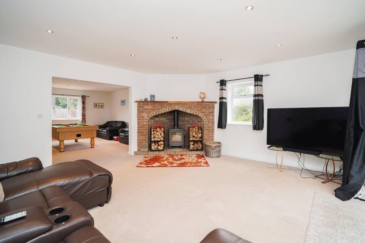 Holiday home Spahome With Hottub Sauna Bbq & Pool Table Chesterfield
