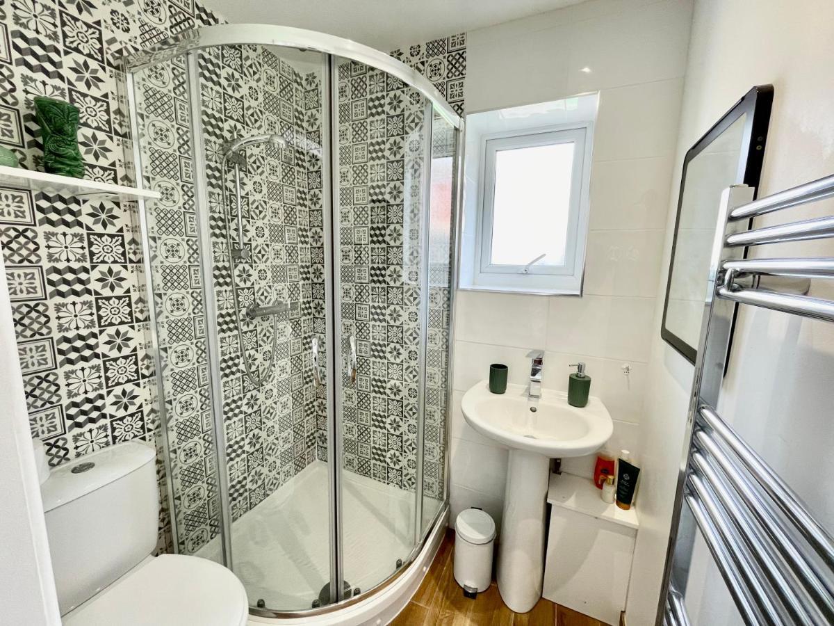 The Corner House - Modern Town Centre Apartment *