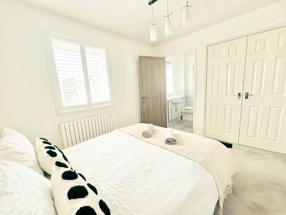 Modern 3 Bed Home, * Chesterfield