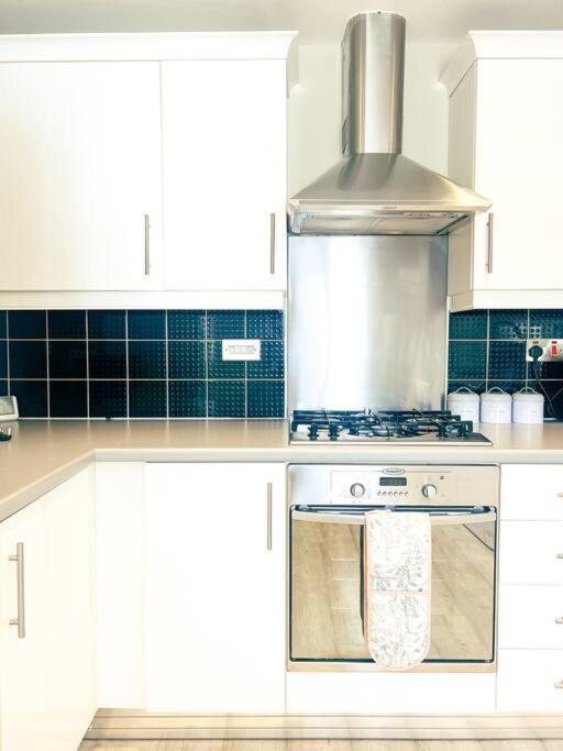 Apartment Modern 3 Bed Home, *