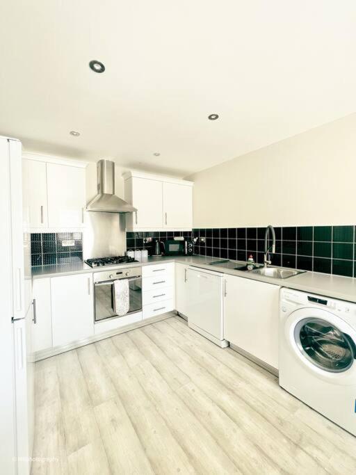 Modern 3 Bed Home, *