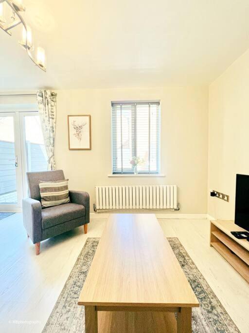 Modern 3 Bed Home, *