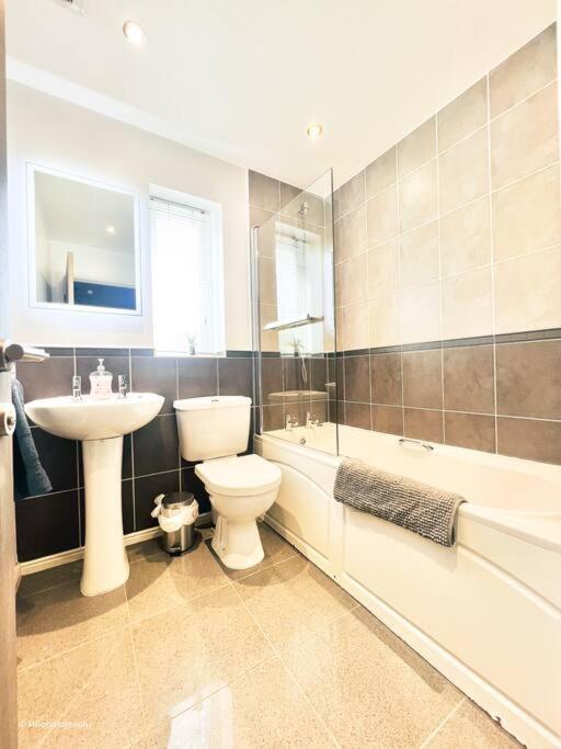 Modern 3 Bed Home, Apartment *