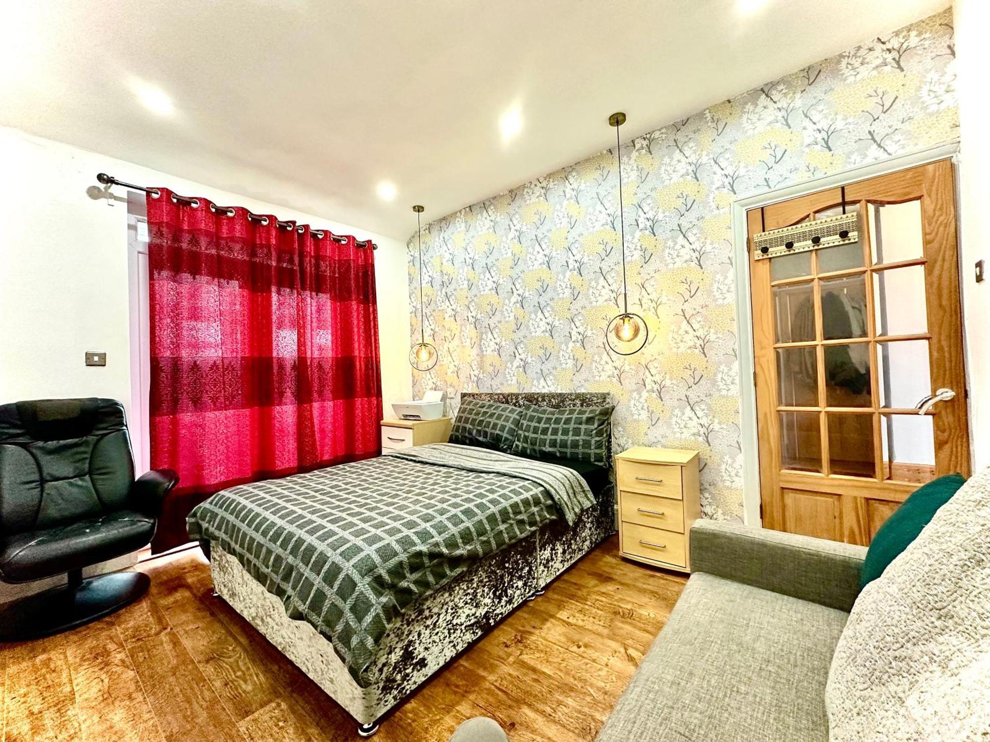 One Double And One Spacious Attic In Shared House, Free Wifi, Free Parking, Amazing View