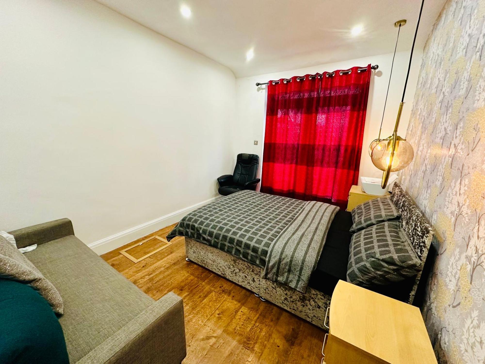 Homestay One Double And One Spacious Attic In Shared House, Free Wifi, Free Parking, Amazing View *