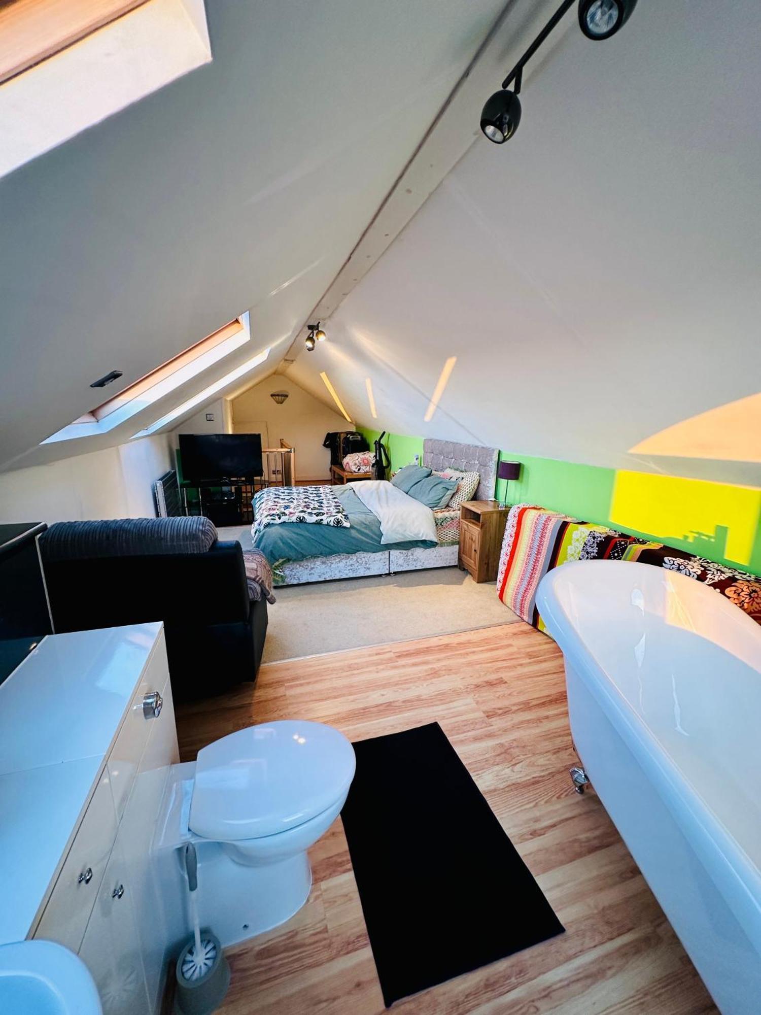 One Double And One Spacious Attic In Shared House, Free Wifi, Free Parking, Amazing View *
