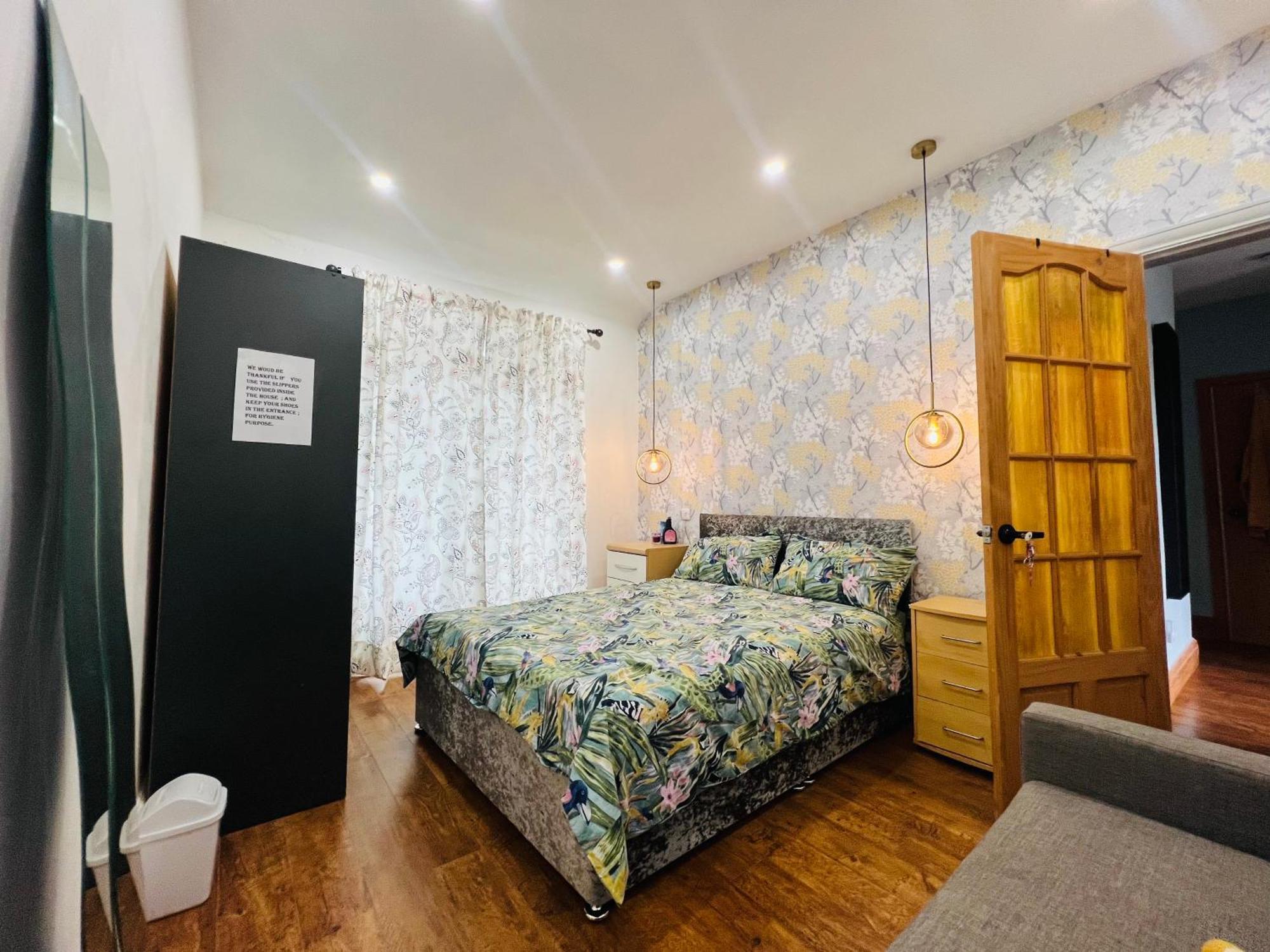 One Double And One Spacious Attic In Shared House, Free Wifi, Free Parking, Amazing View Homestay *
