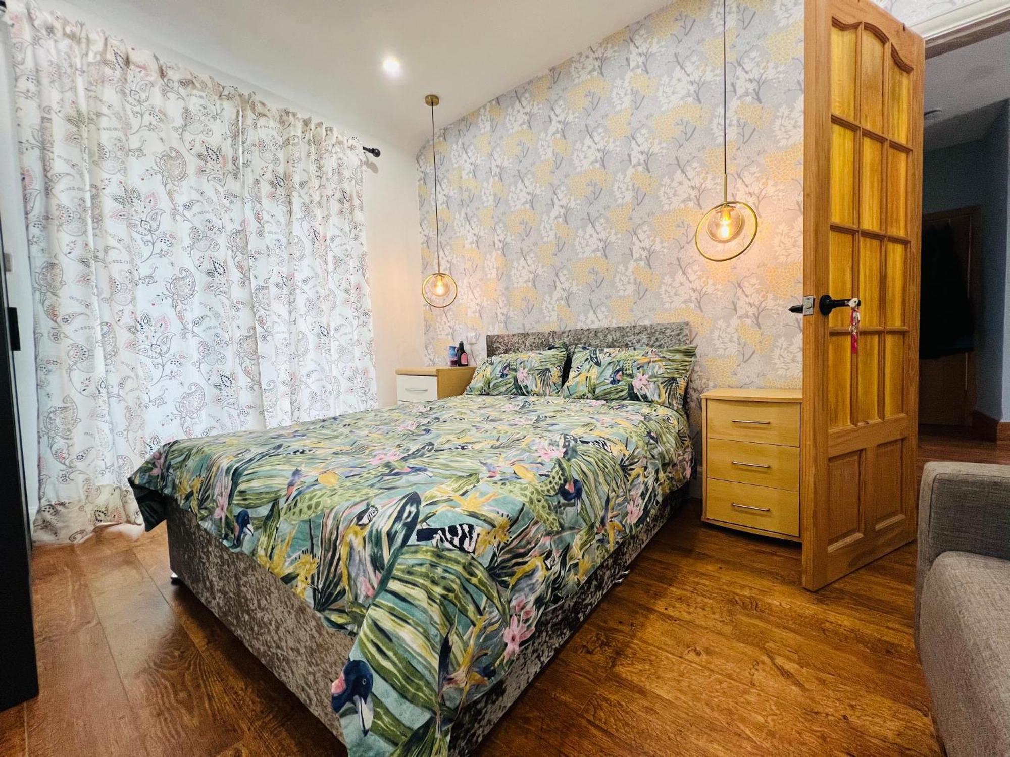 Homestay One Double And One Spacious Attic In Shared House, Free Wifi, Free Parking, Amazing View *