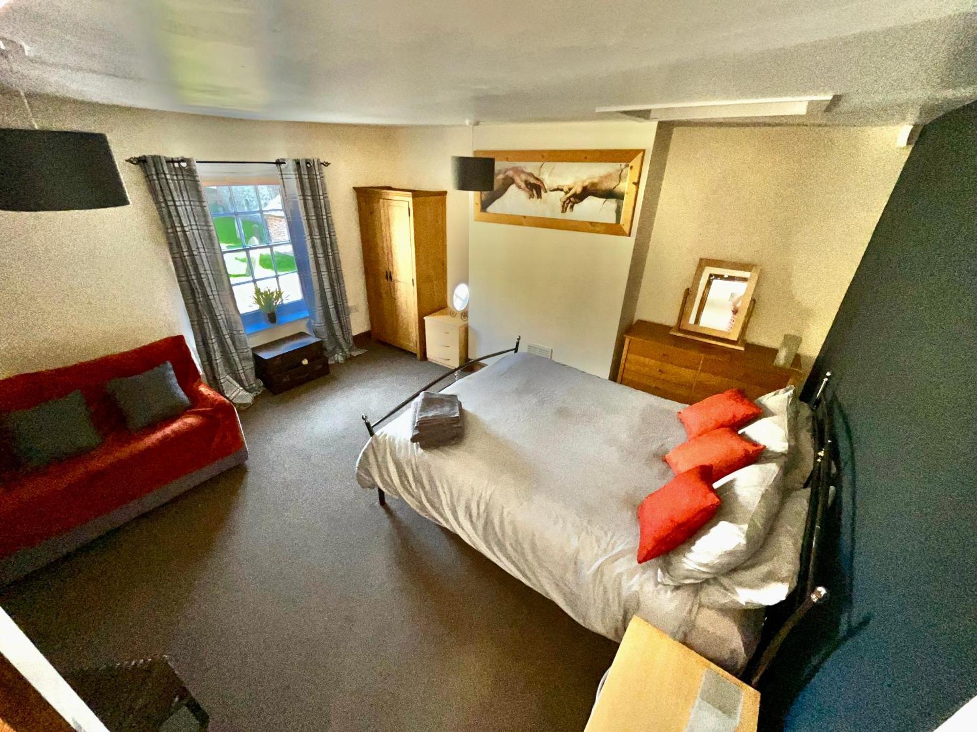 Large 2-bed House Derbyshire Off Chatsworth Rd *
