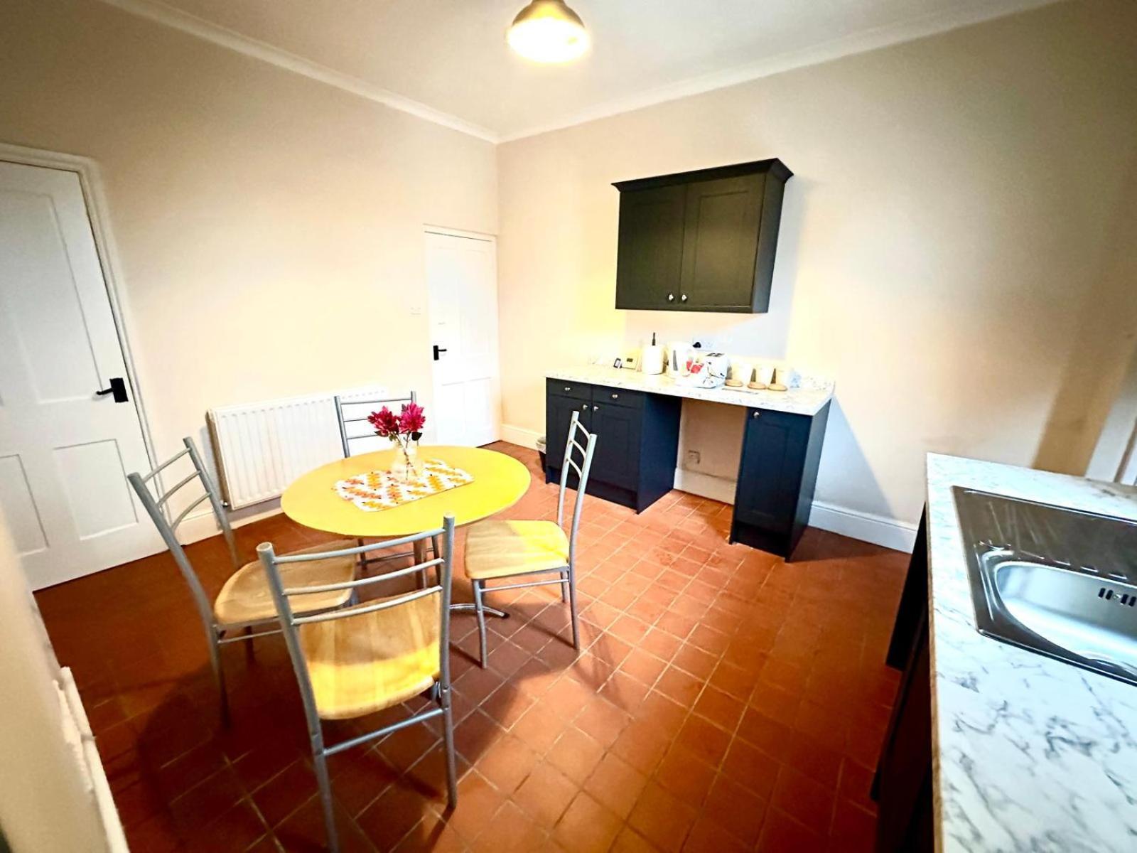 Cozy Kingsize Bedroom Shared House 3 Homestay Chesterfield