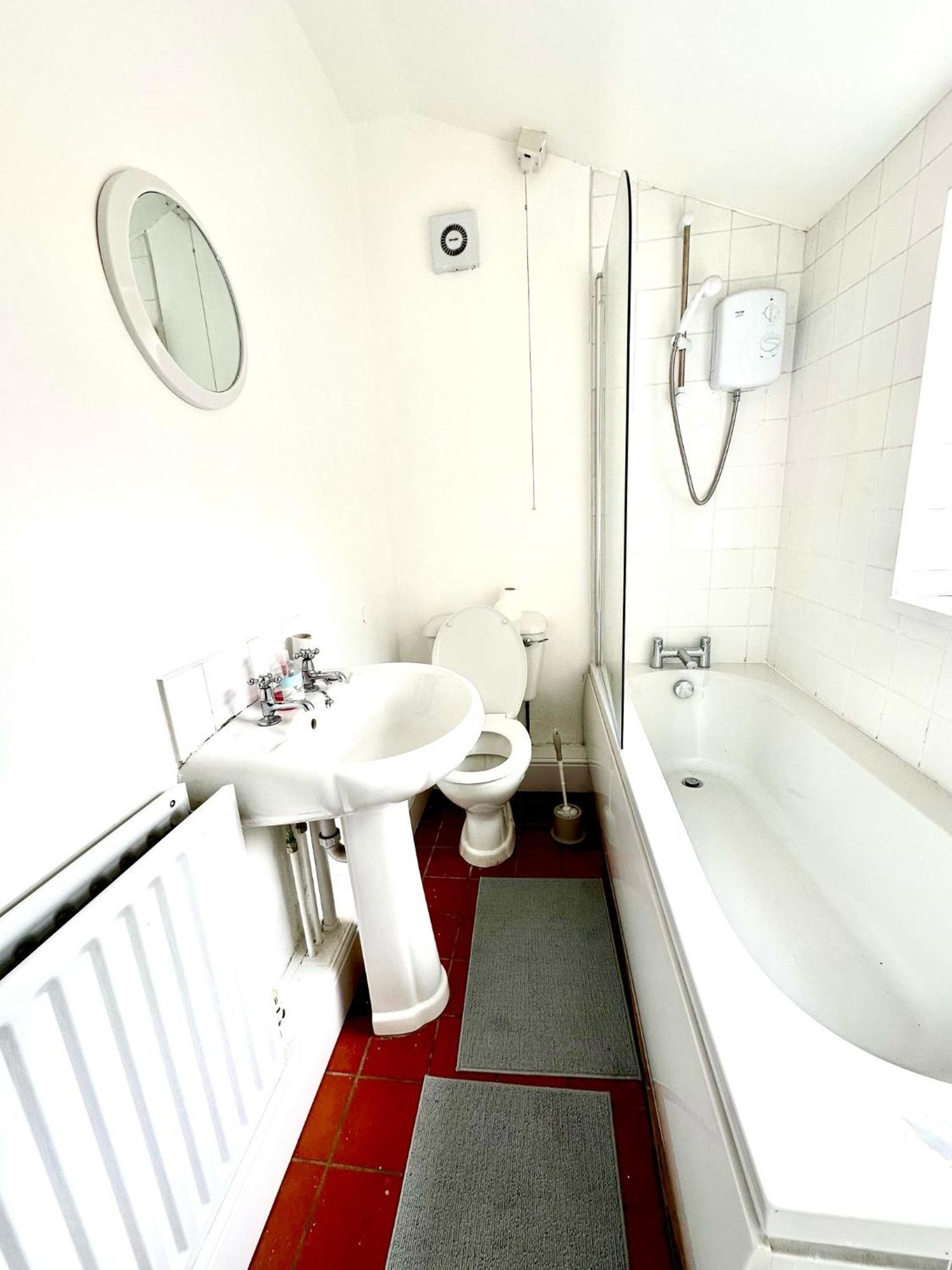 Cozy Kingsize Bedroom Shared House 3 * Chesterfield