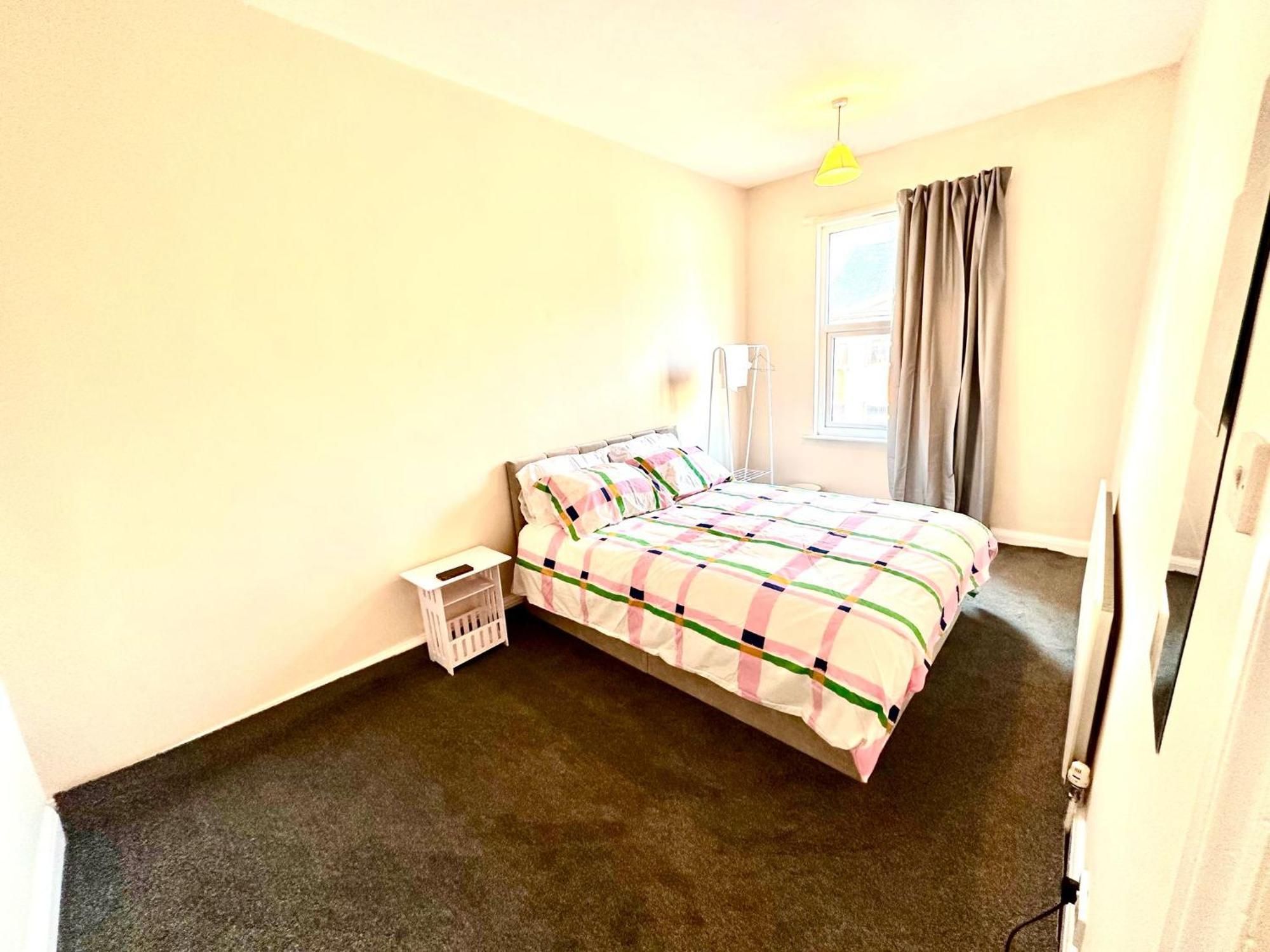 Cozy Kingsize Bedroom Shared House 3 Chesterfield