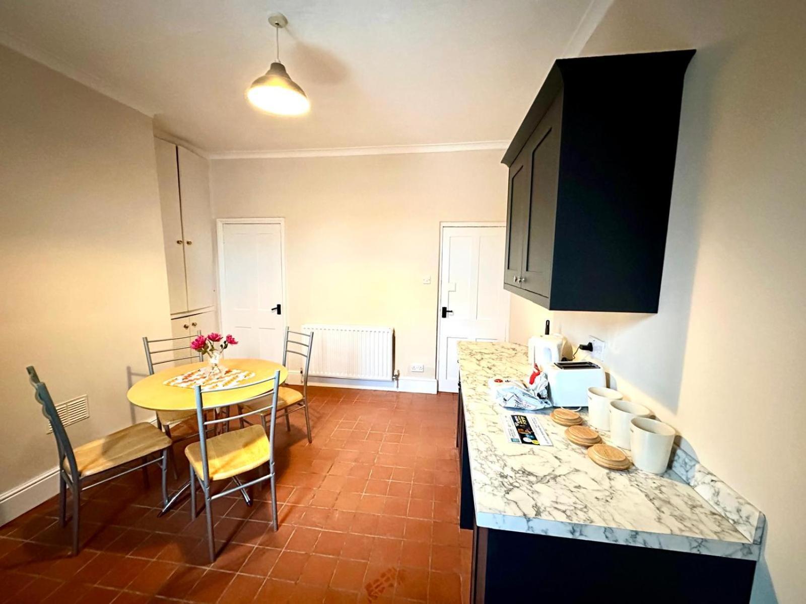 Cozy Kingsize Bedroom Shared House 3 * Chesterfield