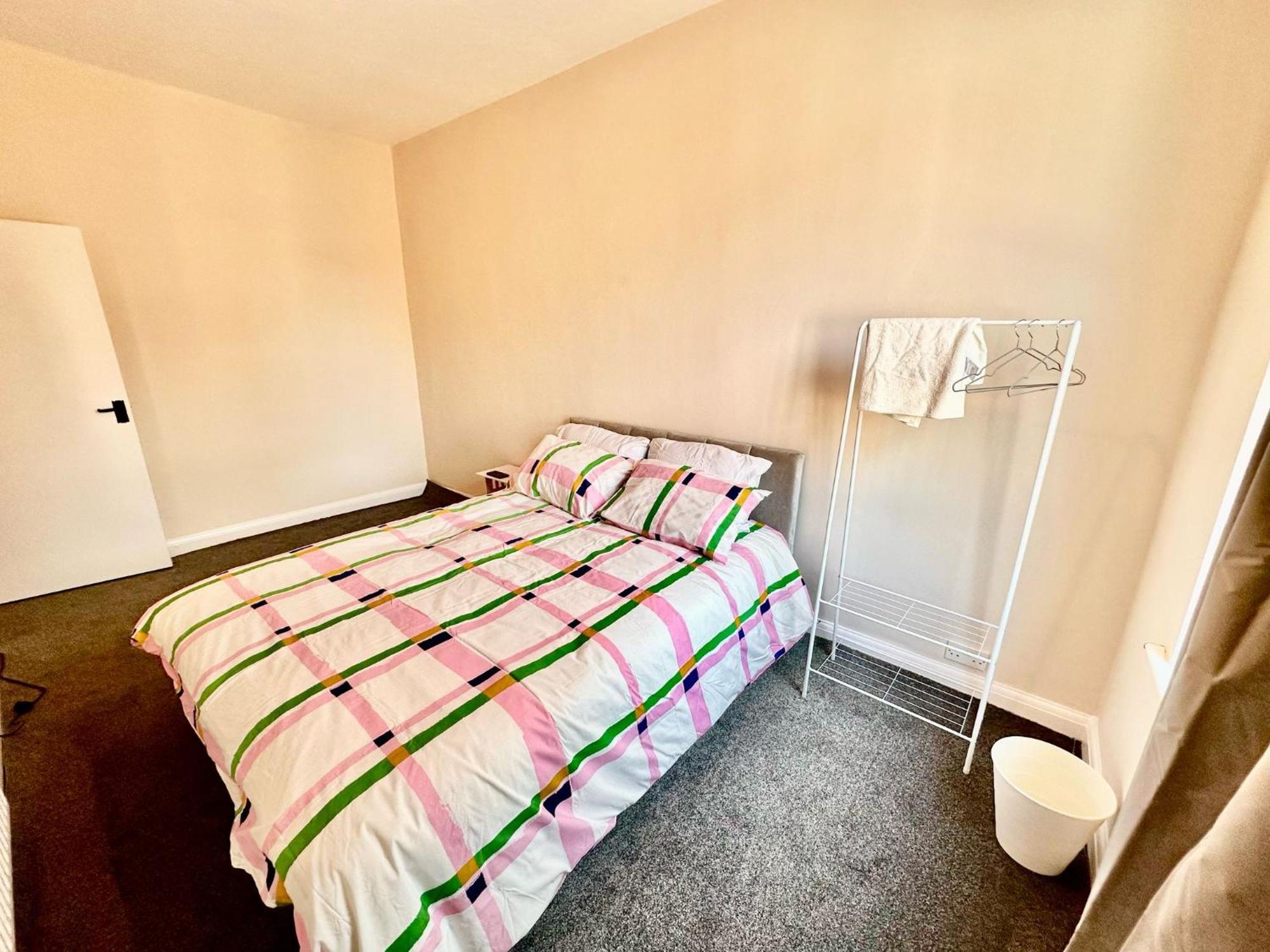 Homestay Cozy Kingsize Bedroom Shared House 3 Chesterfield