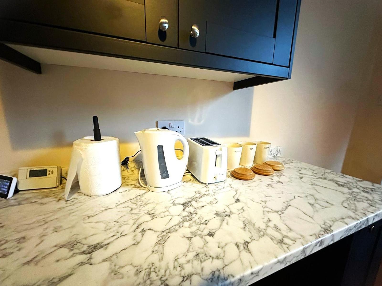 Cozy Kingsize Bedroom Shared House 3 * Chesterfield
