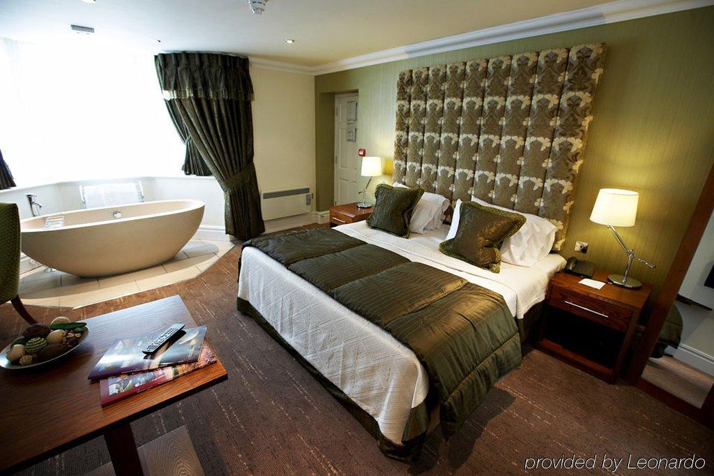 Ringwood Hall & 4*