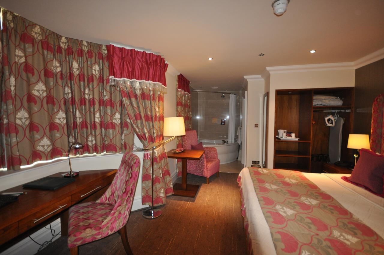 Ringwood Hall & 4*