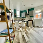 The Corner House - Modern Chesterfield Town Centre Apartments