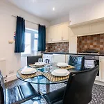 Chesterfield Lodge - 2 Bedroom Apartment Near Chesterfield Town Centre