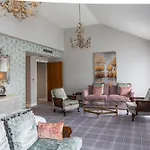 Peak Edge Hotel