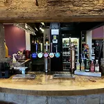 Twin Oaks Hotel