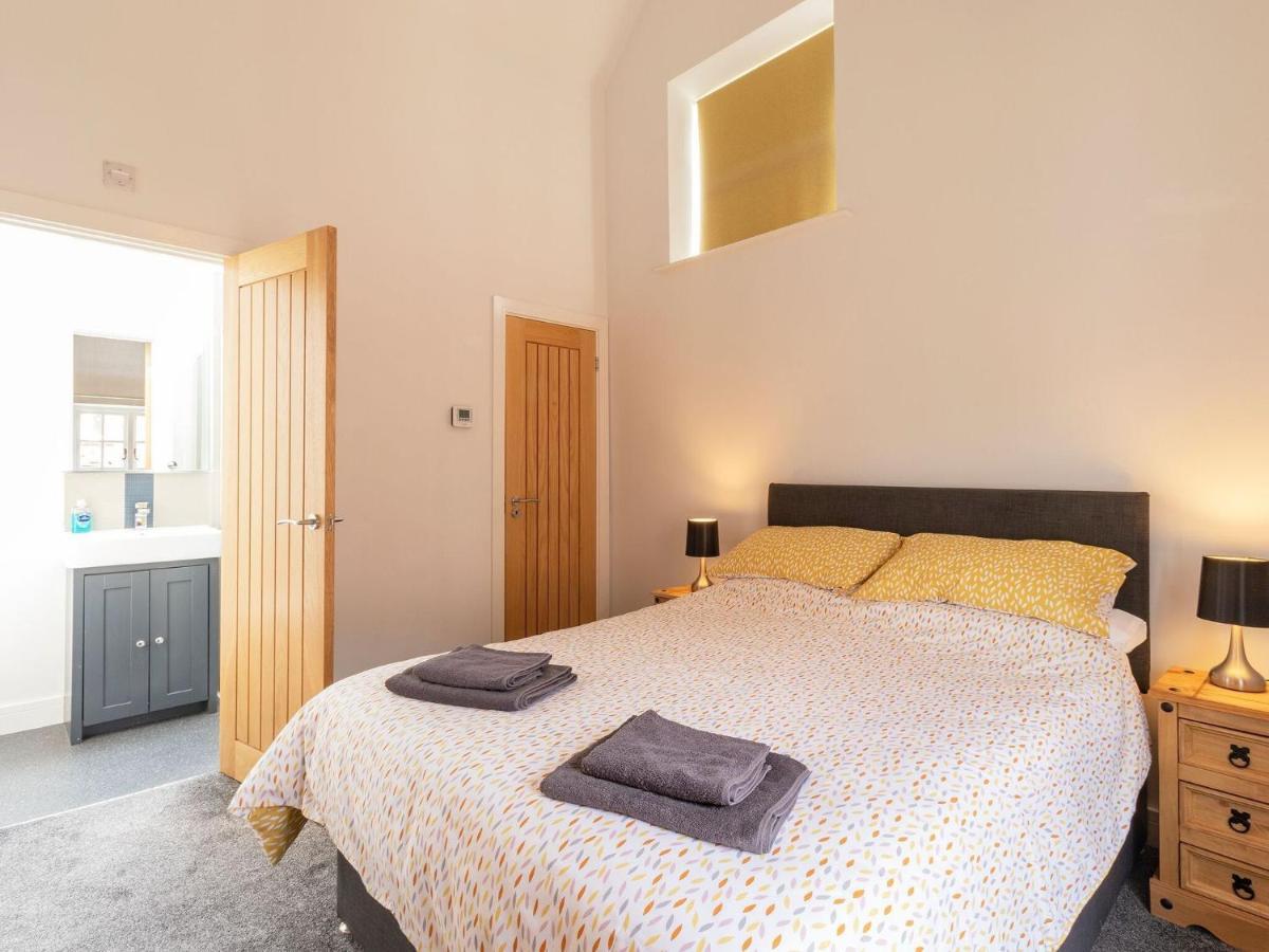 Holiday home Beautifully Renovated 1880s Coach House With Hot Tub, On Edge Of Peak District *