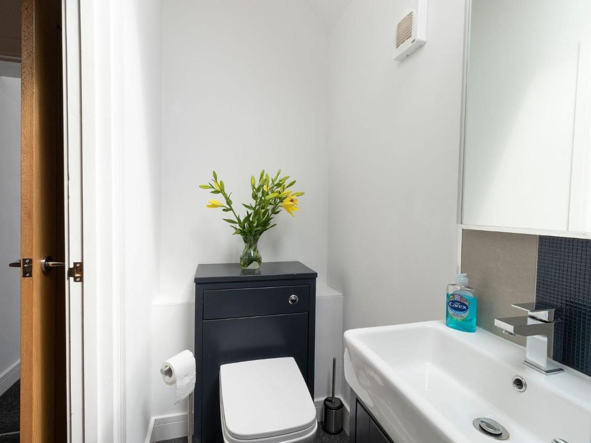 Beautifully Renovated 1880s Coach House With Hot Tub, On Edge Of Peak District Holiday home *