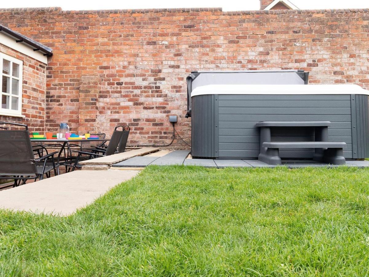 Beautifully Renovated 1880s Coach House With Hot Tub, On Edge Of Peak District Holiday home Chesterfield